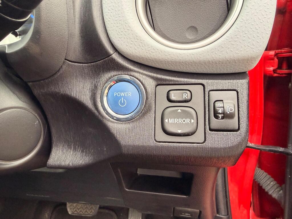2014 Toyota Yaris thumbnail 35