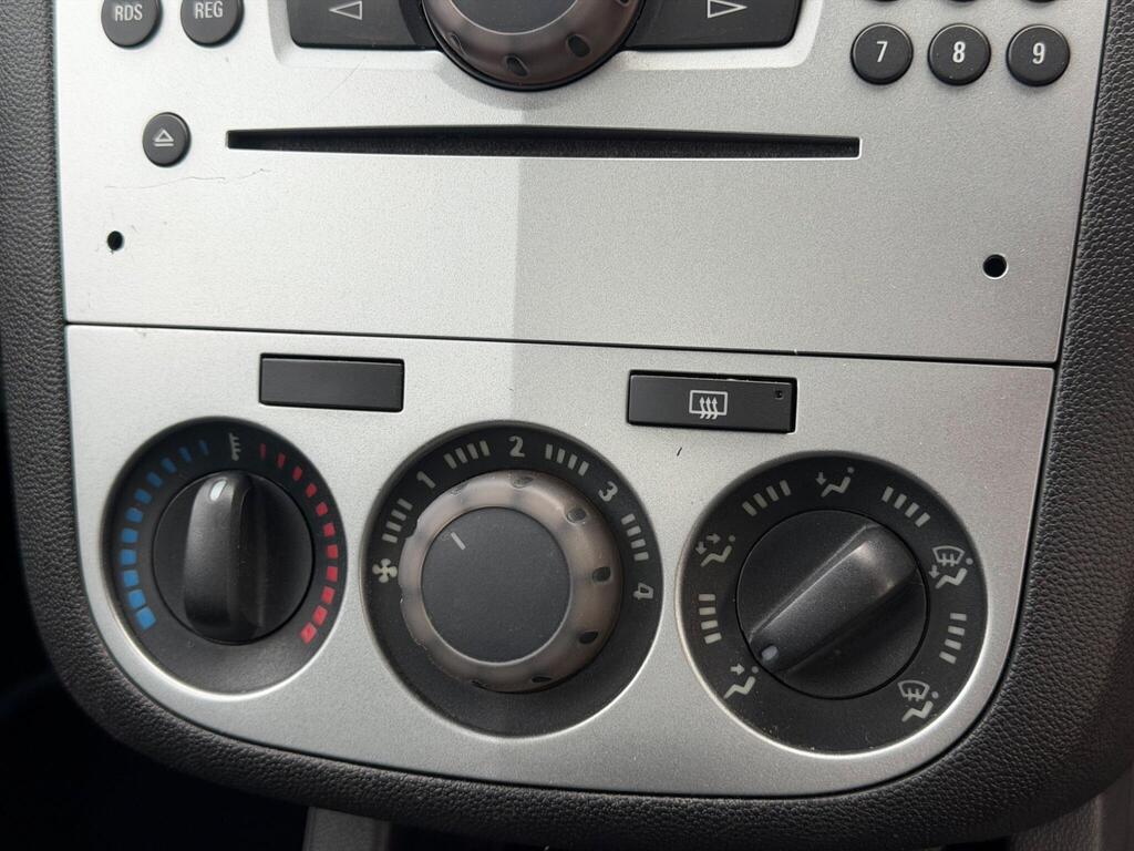 2014 Vauxhall Corsa thumbnail 16