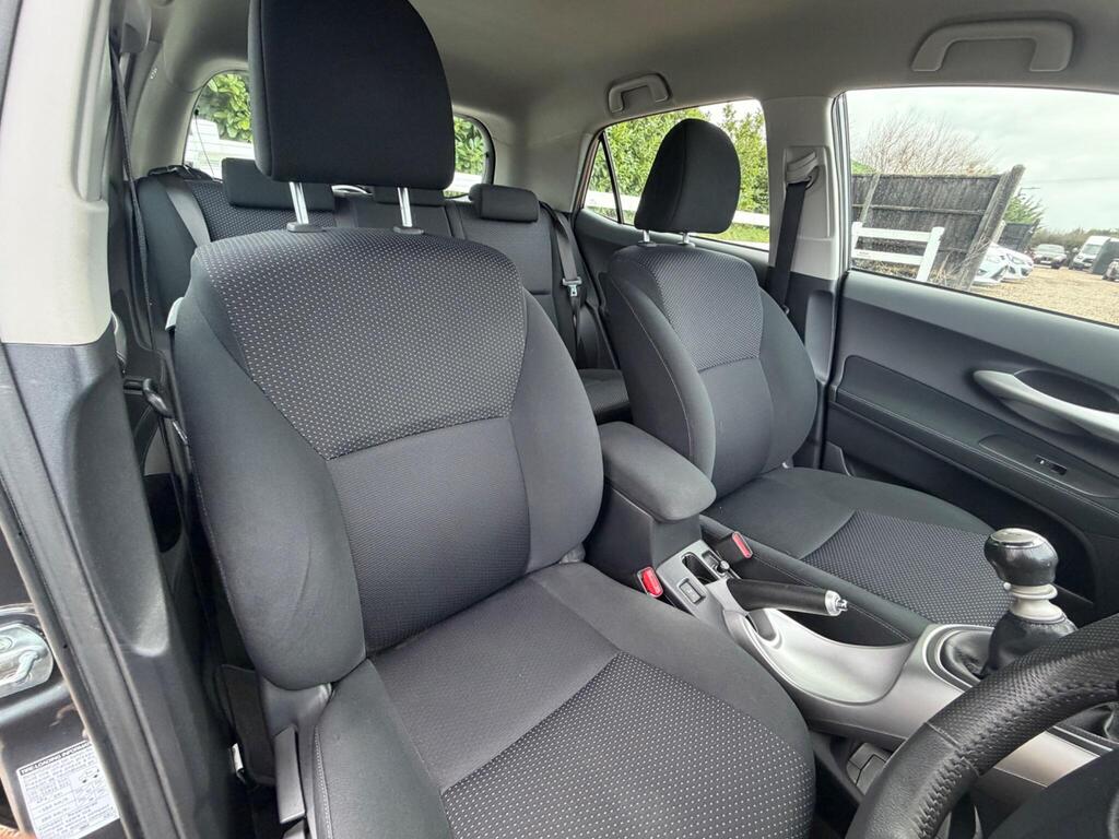 2012 Toyota Auris thumbnail 18