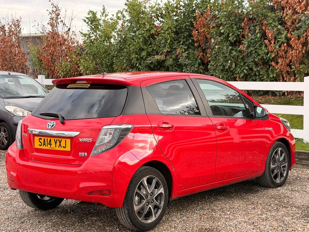 2014 Toyota Yaris thumbnail 16