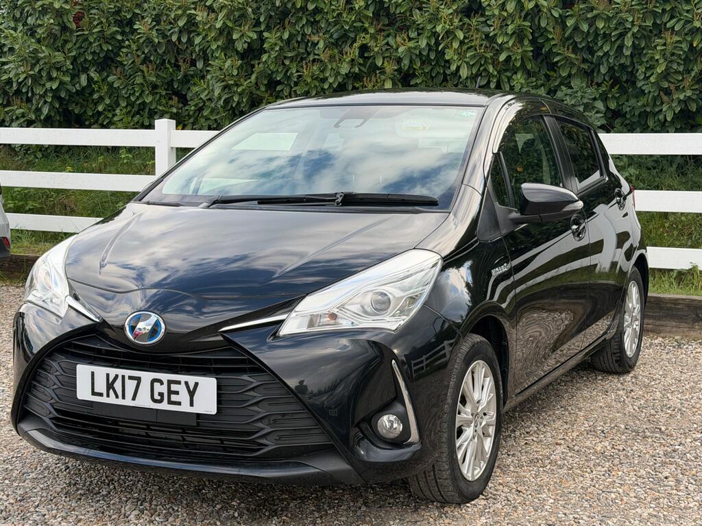 2017 Toyota Yaris thumbnail 2
