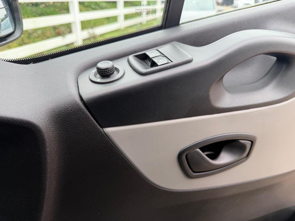 2019 Renault Trafic thumbnail 35