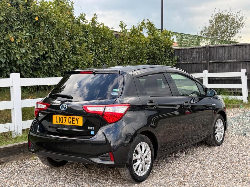 2017 Toyota Yaris thumbnail 12