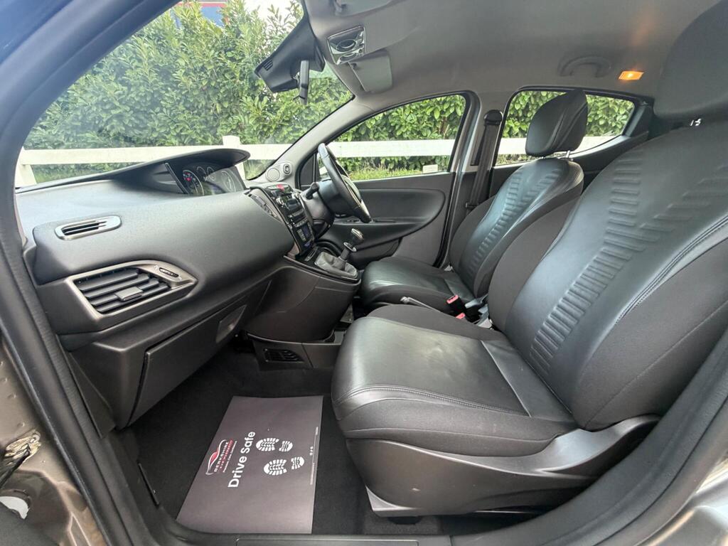 2013 Chrysler Ypsilon thumbnail 26