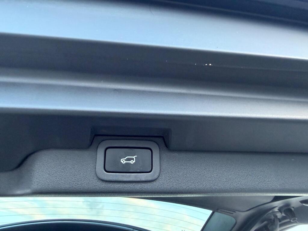 2017 Land Rover Discovery thumbnail 38