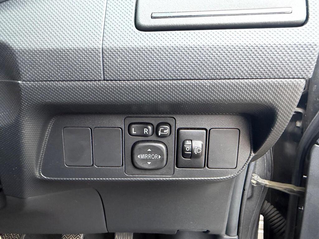 2012 Toyota Auris thumbnail 28