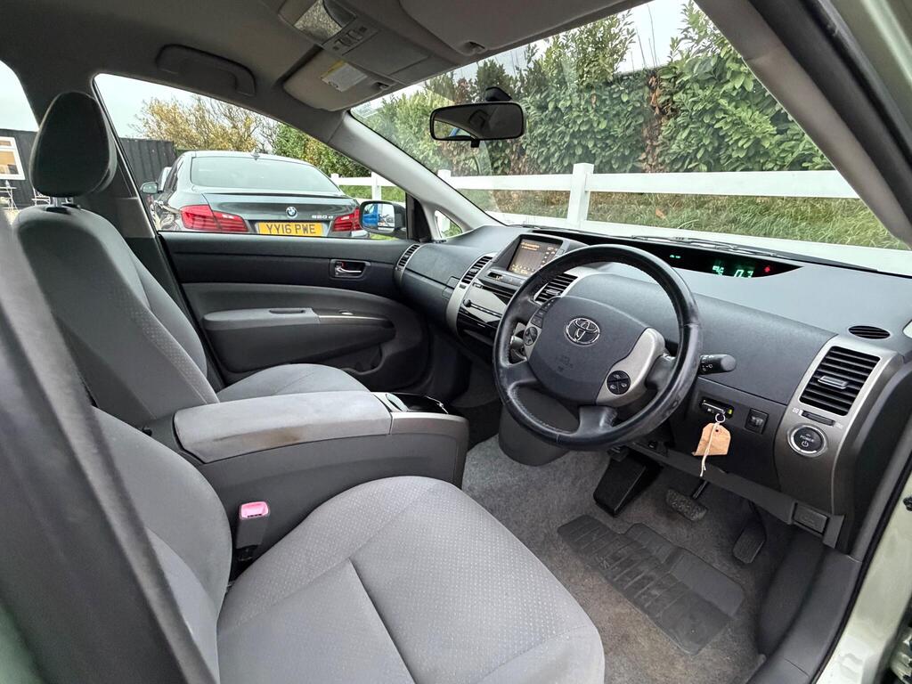 Toyota Prius 1.5 T Spirit CVT 5dr thumbnail 2