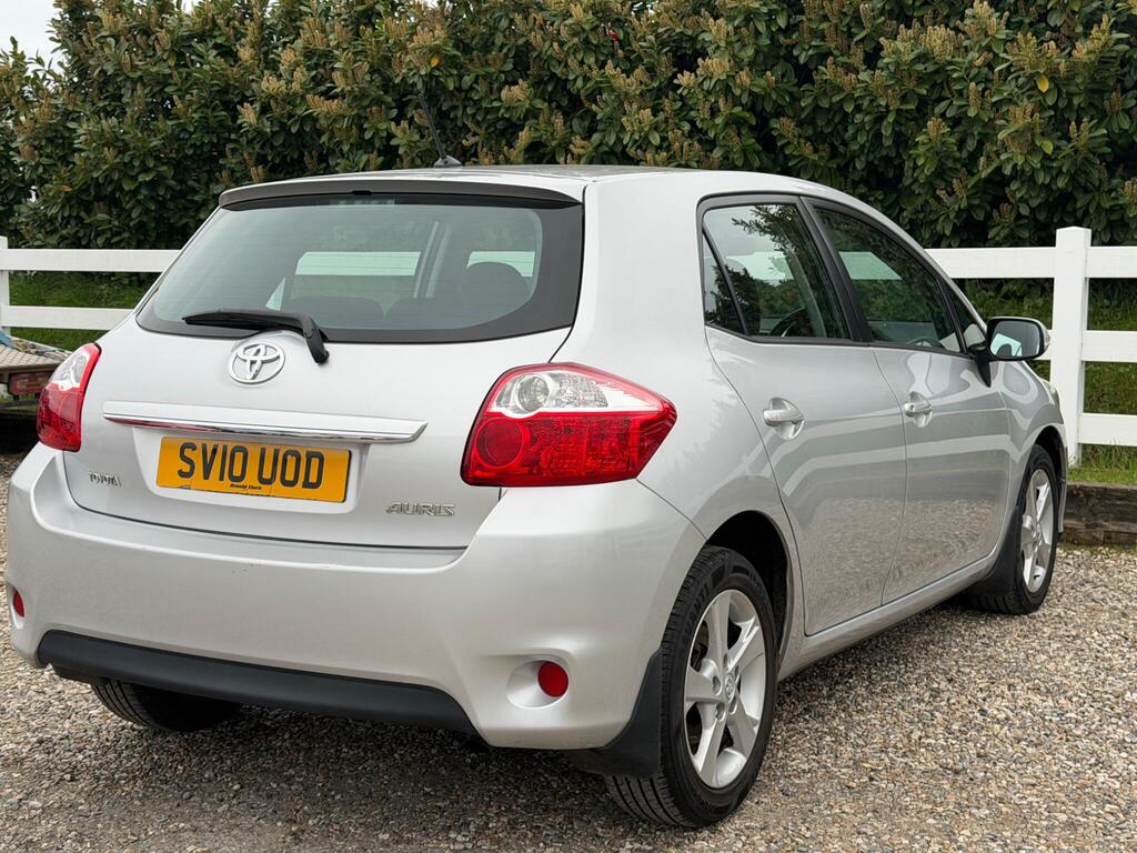 2010 Toyota Auris thumbnail 13