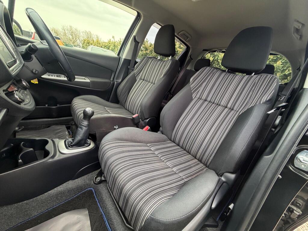 2016 Toyota Yaris thumbnail 32