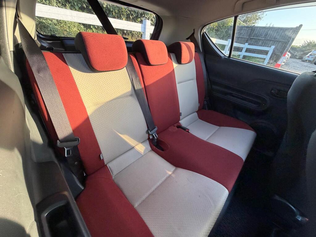 2015 Toyota Aqua thumbnail 18