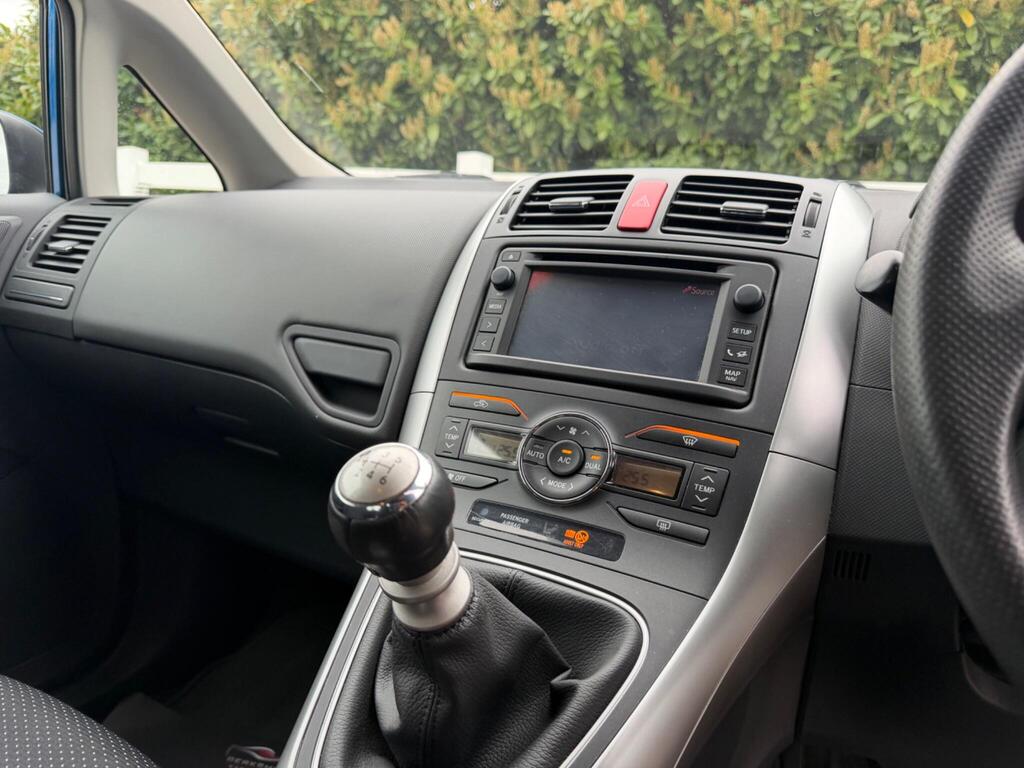 2012 Toyota Auris thumbnail 18