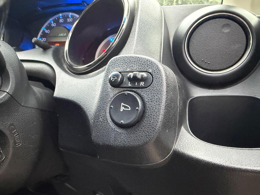 2013 Honda Jazz thumbnail 23
