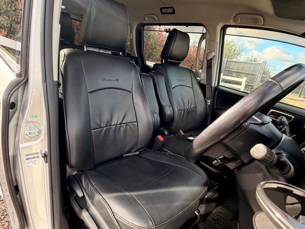 2014 Toyota Voxy thumbnail 30