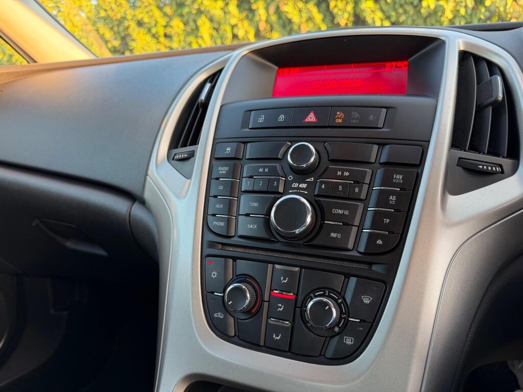 2011 Vauxhall Astra thumbnail 31