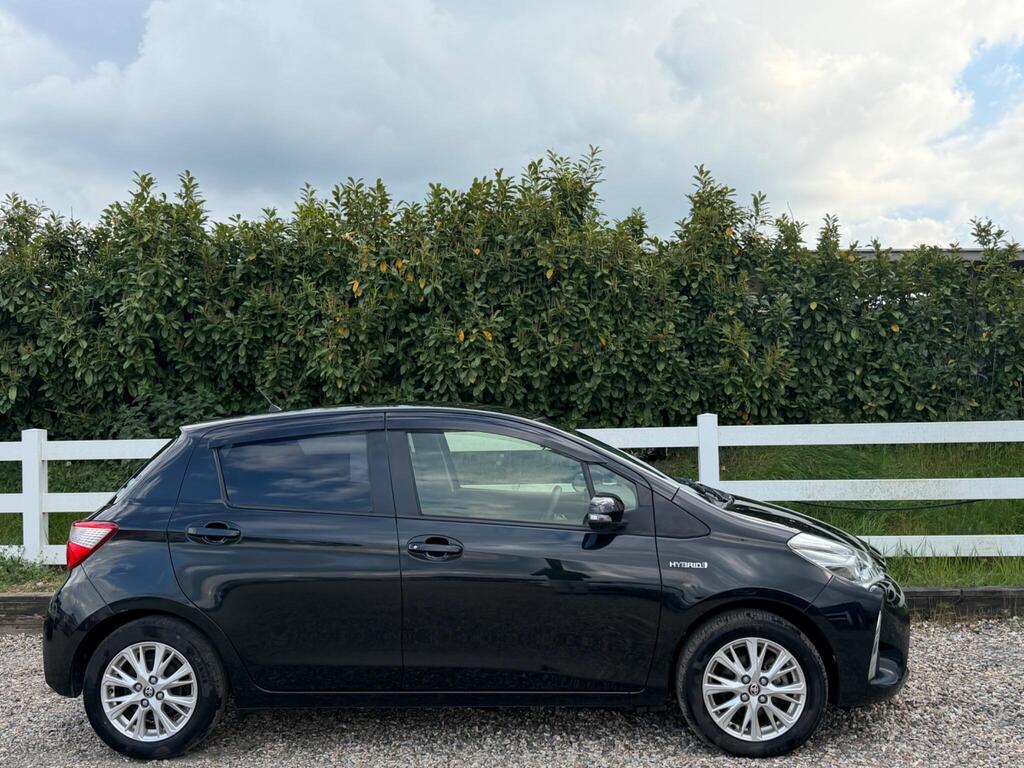2017 Toyota Yaris thumbnail 11