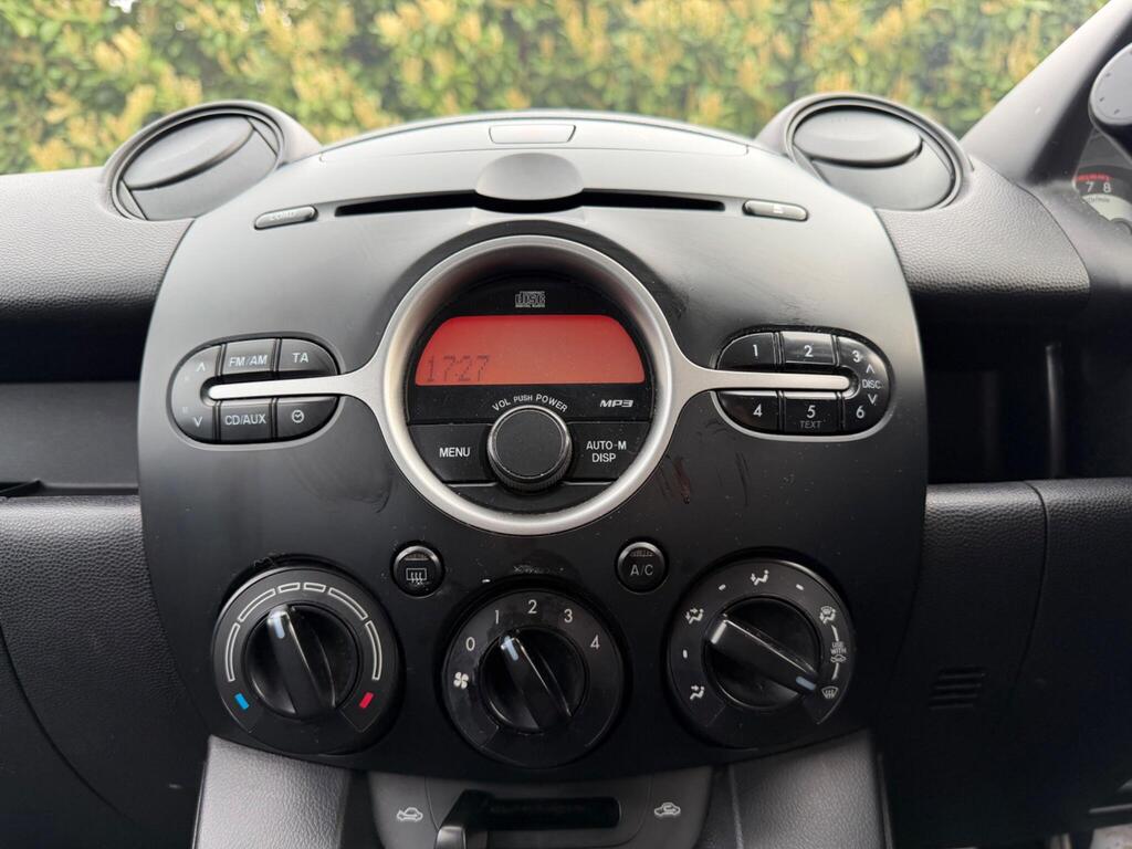 2010 Mazda Mazda2 thumbnail 15