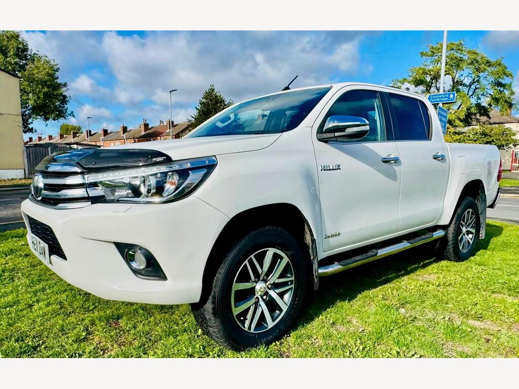 Toyota Hilux Pickup 2.4 D-4D Invincible 4WD Euro 6 4dr (TSS)