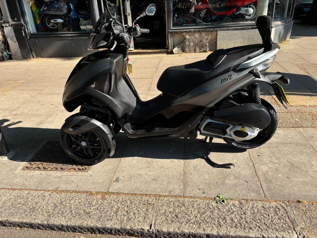 Piaggio MP3 300 Three Wheeler 300 Yourban Sport LT