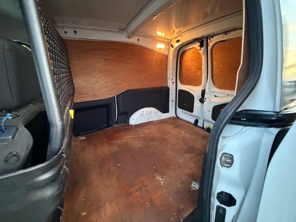 2017 Peugeot Partner thumbnail 22