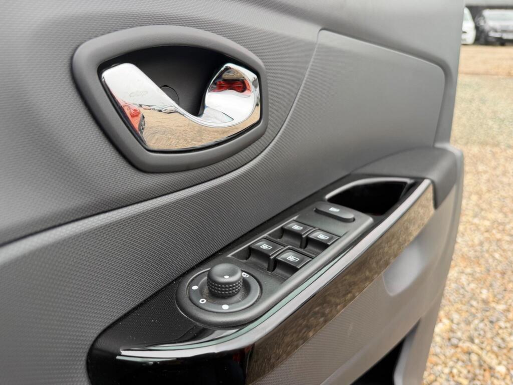 2015 Renault Captur thumbnail 21