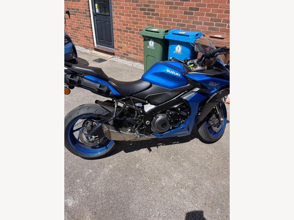 Suzuki GSX-S1000GT+