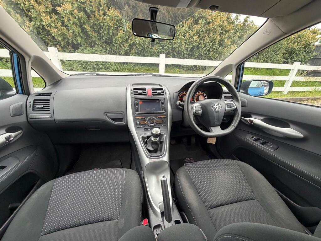 2012 Toyota Auris thumbnail 19