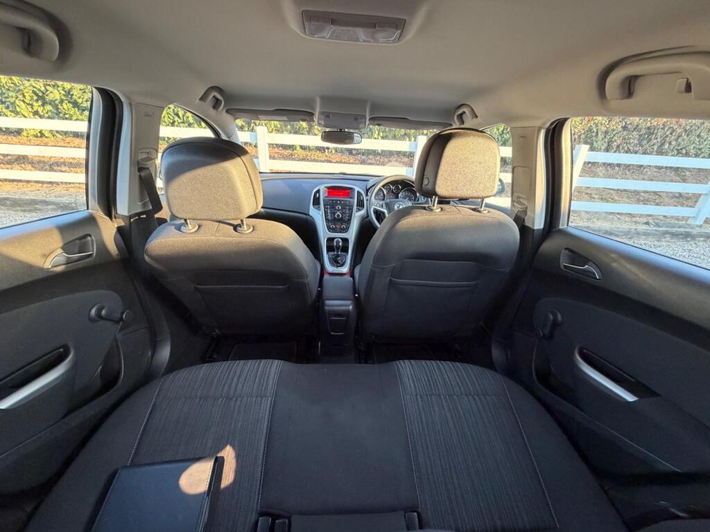 2011 Vauxhall Astra thumbnail 21