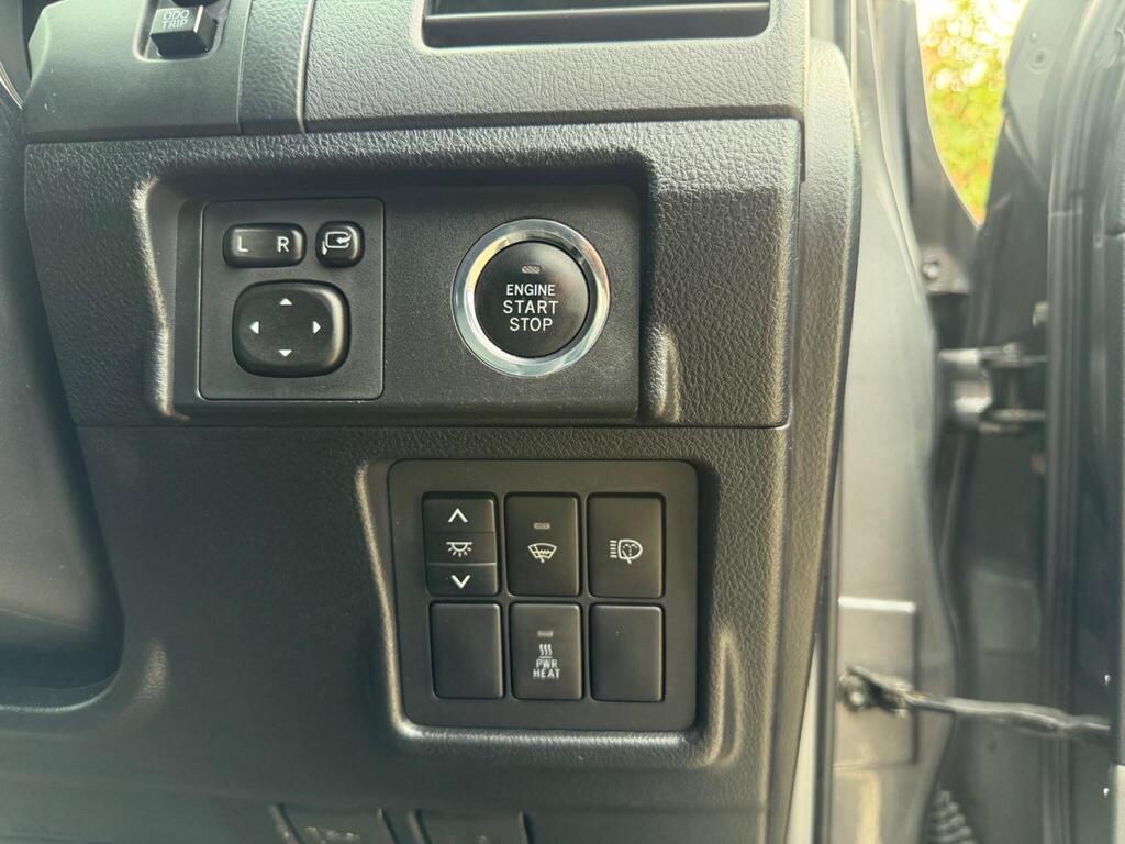 2010 Toyota Land Cruiser thumbnail 36