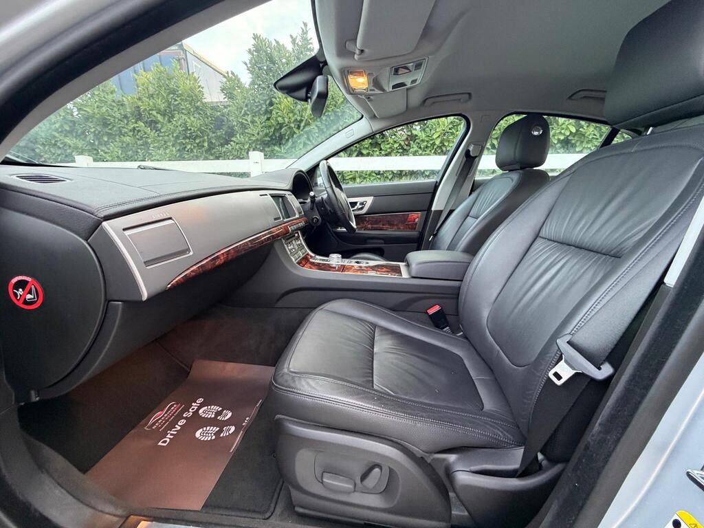 2010 Jaguar XF thumbnail 36