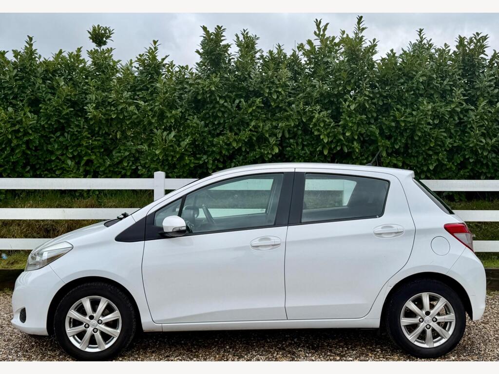 2013 Toyota Yaris thumbnail 3