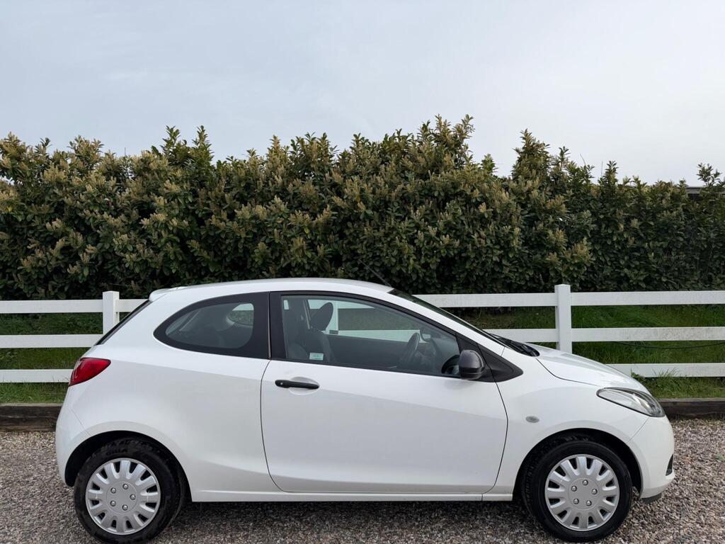 2010 Mazda Mazda2 thumbnail 11