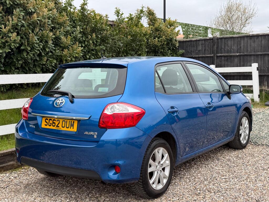 2012 Toyota Auris thumbnail 16