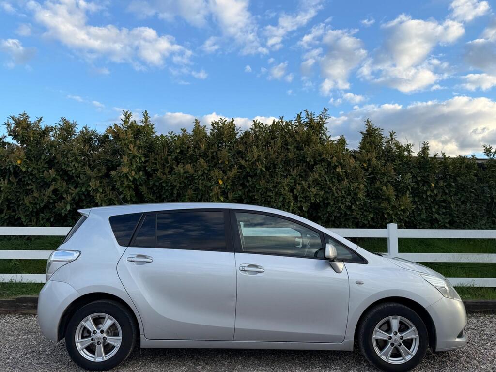 2010 Toyota Verso thumbnail 11