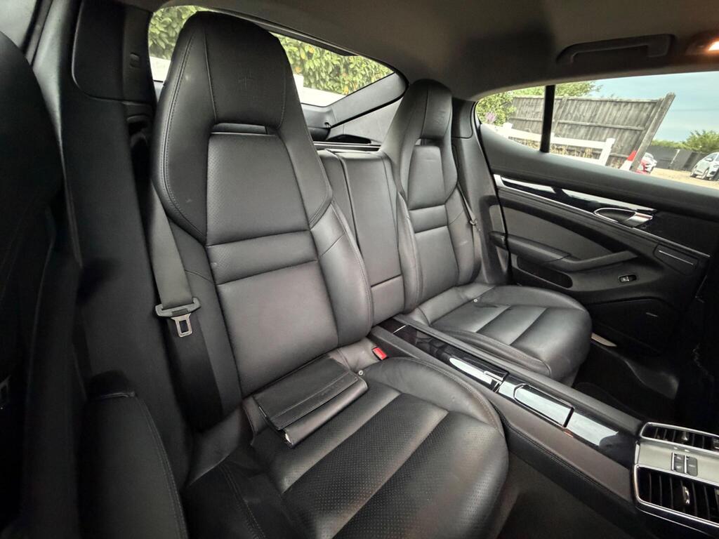 2015 Porsche Panamera thumbnail 26