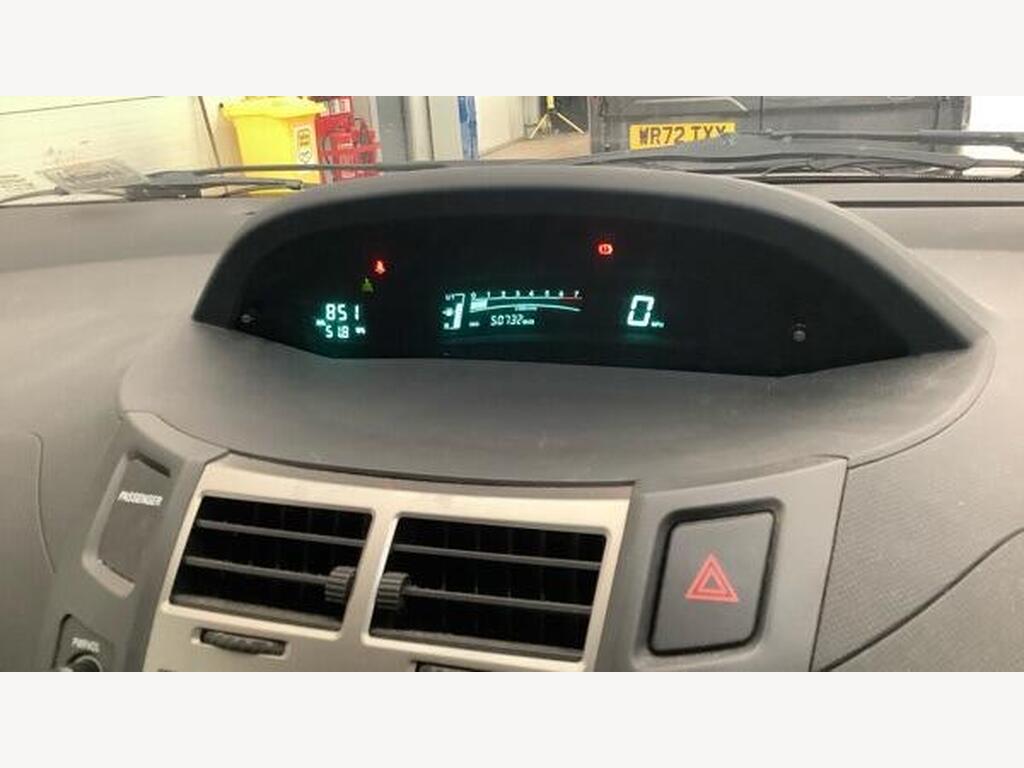 2009 Toyota Yaris thumbnail 12
