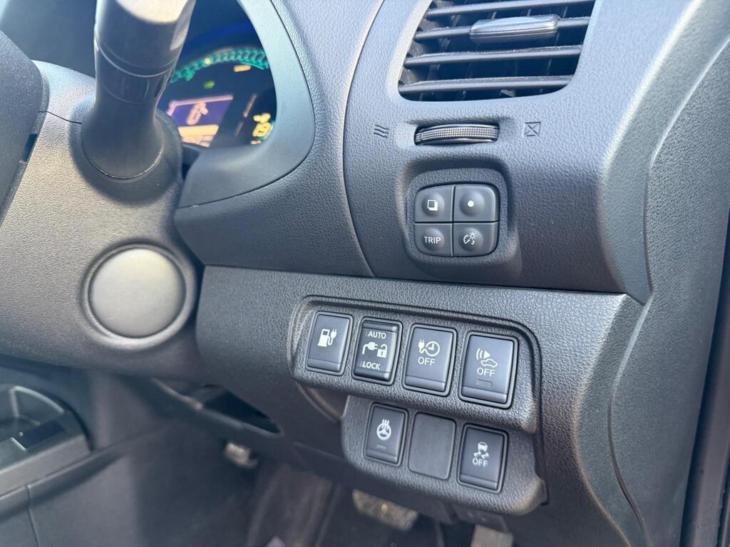 2015 Nissan Leaf thumbnail 24