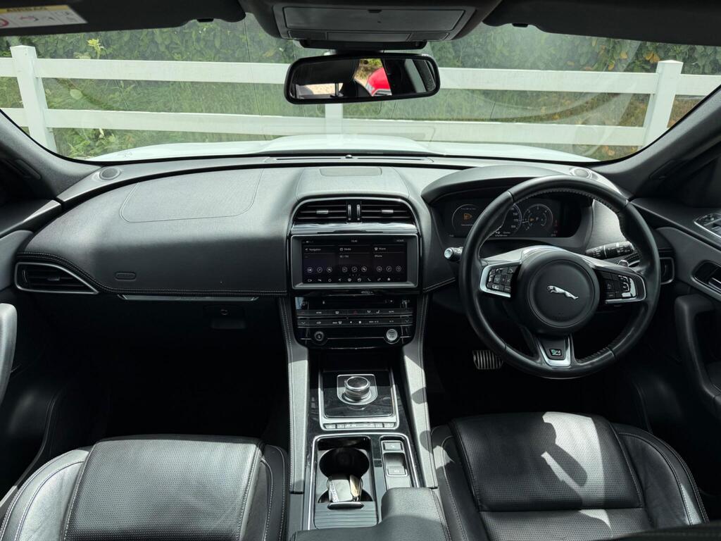 2017 Jaguar F-PACE thumbnail 2