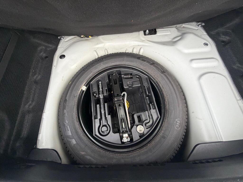 2012 Peugeot 207 thumbnail 25