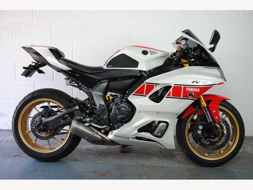 Yamaha R7