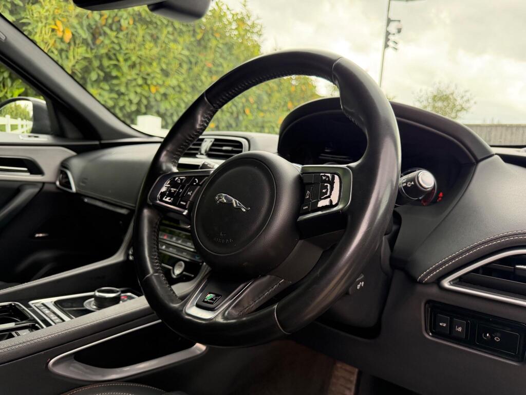 2017 Jaguar F-PACE thumbnail 16