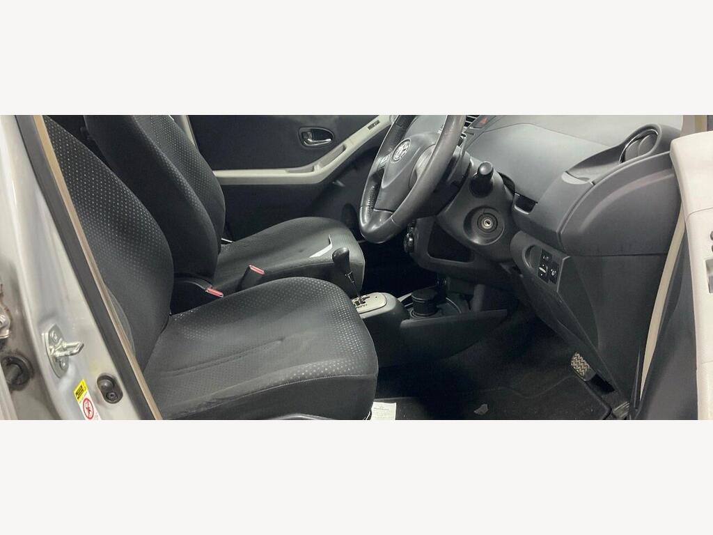 2011 Toyota Yaris thumbnail 3