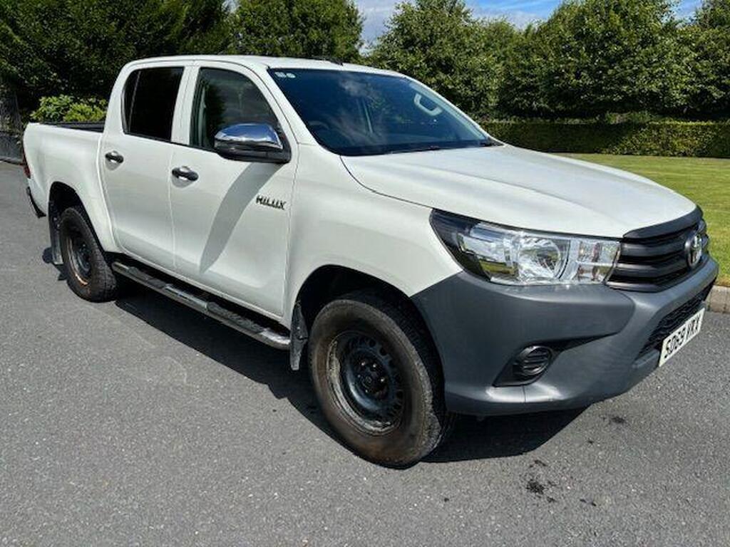 Toyota Hilux Pickup 2.4 D-4D Active 4WD Euro 6 4dr (3.5t)