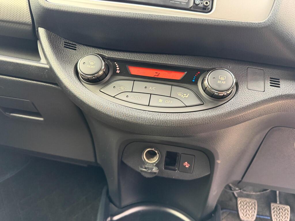 2016 Toyota Yaris thumbnail 33