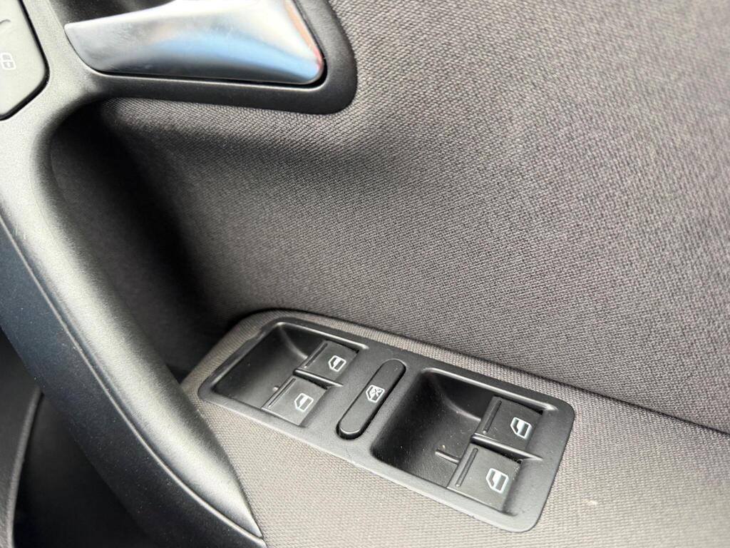 2013 Volkswagen Polo thumbnail 31