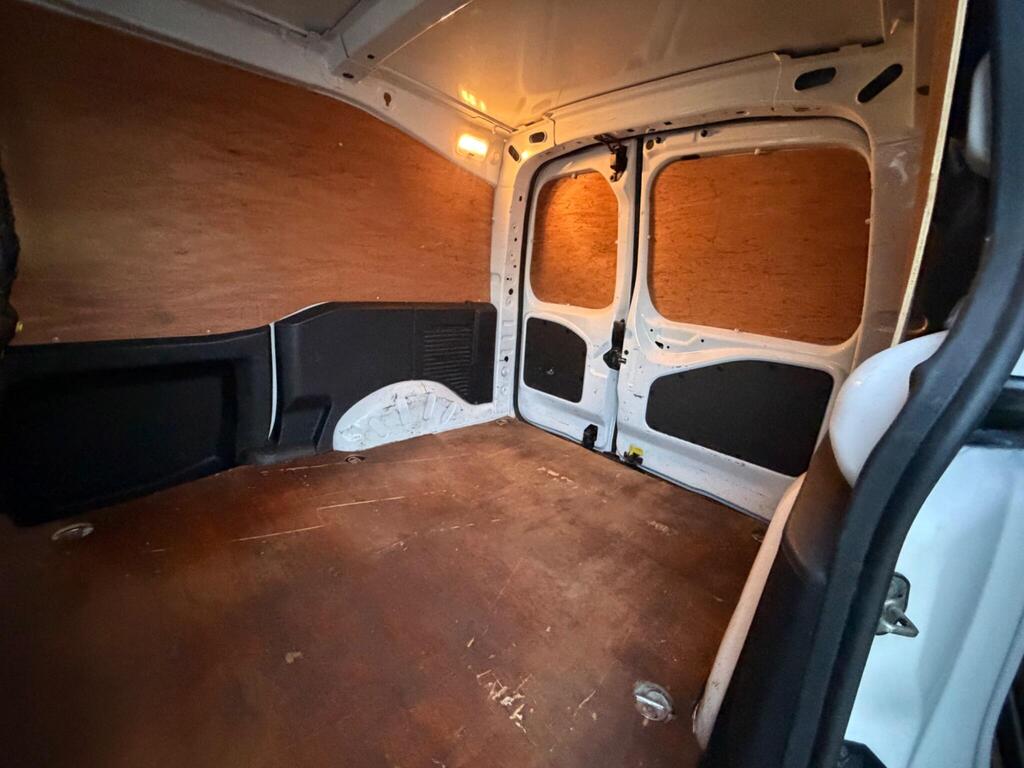 2017 Peugeot Partner thumbnail 20