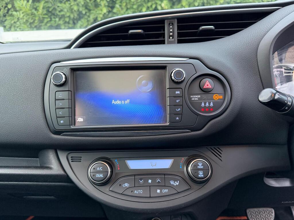 Toyota Yaris 1.5 VVT-h Orange Edition E-CVT Euro 6 5dr thumbnail 15