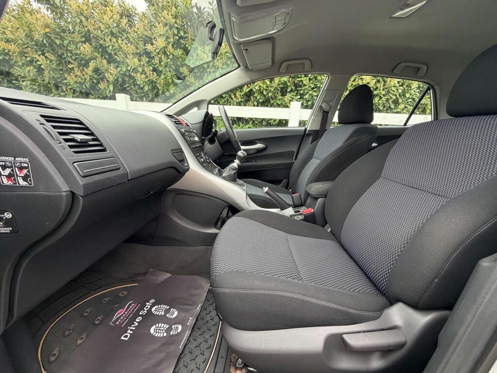 2010 Toyota Auris thumbnail 28