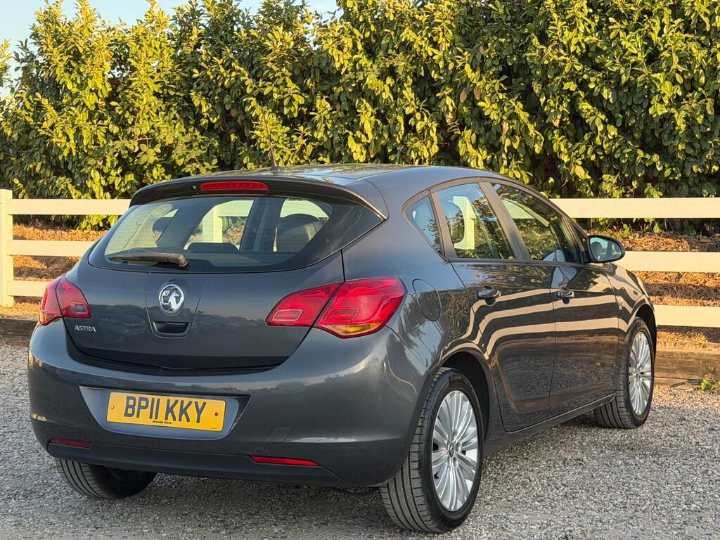 2011 Vauxhall Astra thumbnail 14