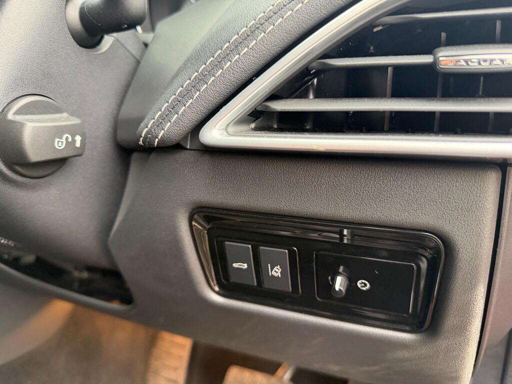 2015 Jaguar XE thumbnail 23