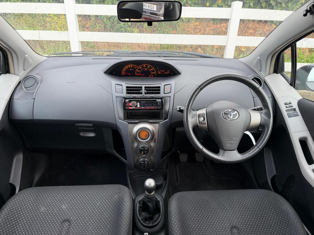 2011 Toyota Yaris thumbnail 2
